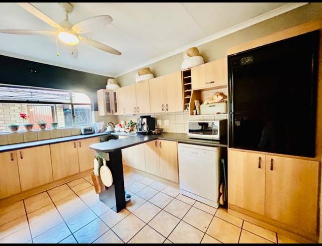 3 BEDROOM HOUSE FOR SALE IN VANDERBIJLPARK SE 3